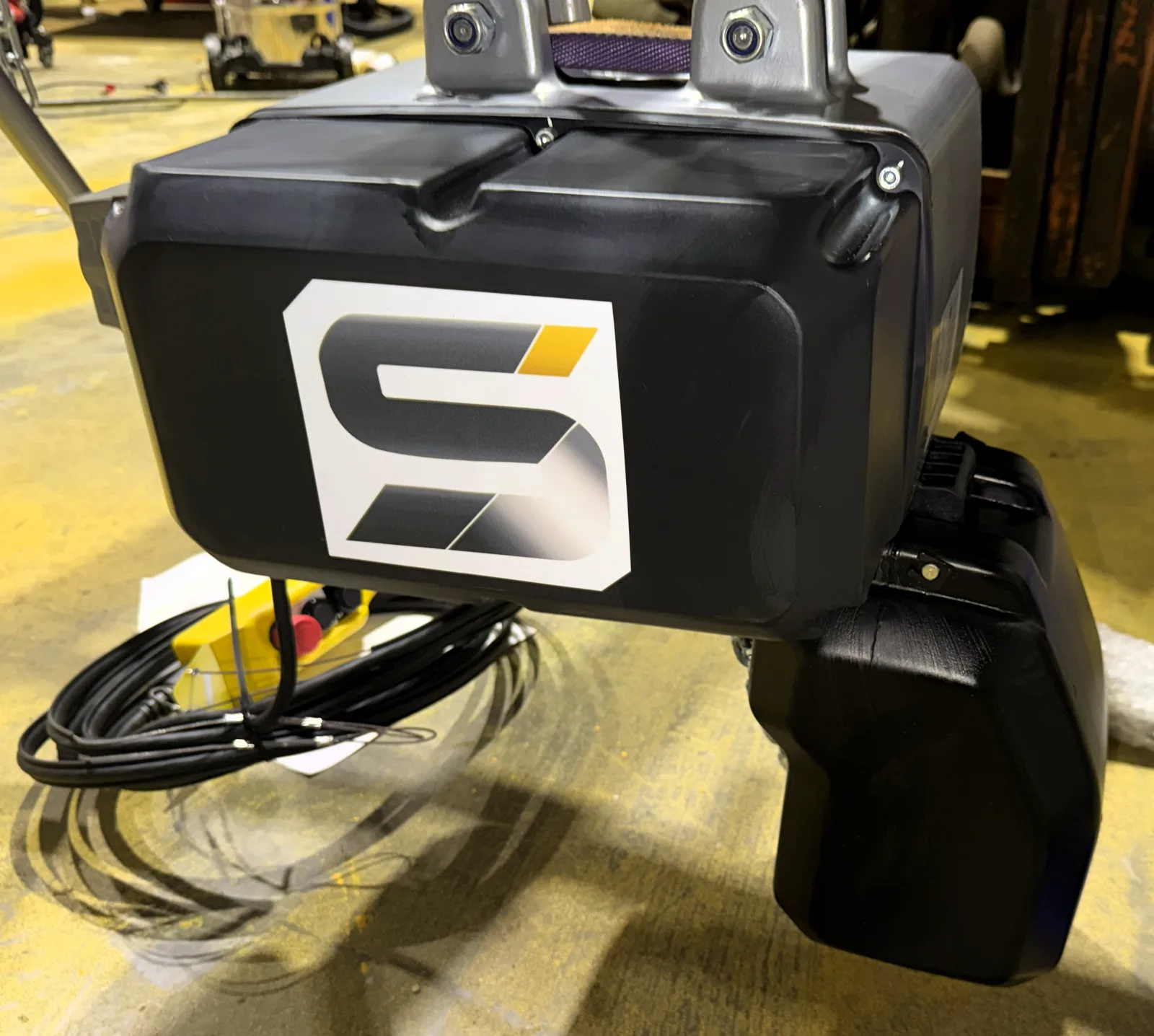 Sorian electric chain hoist with pendant control and chain bag